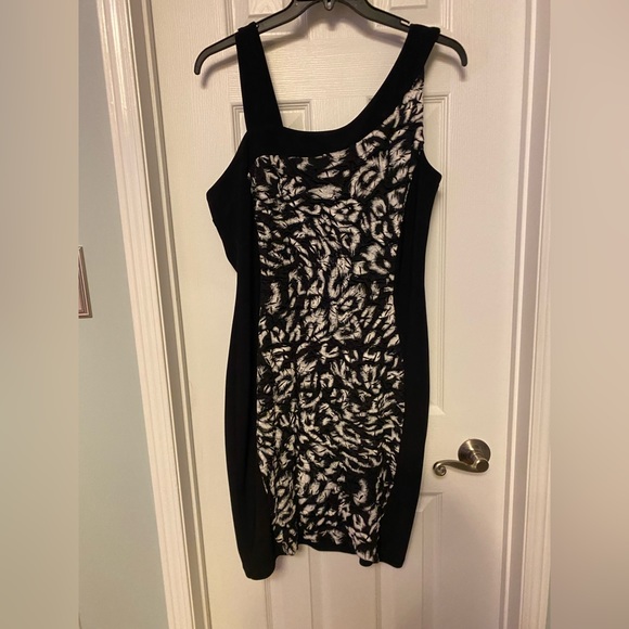 Flattering black and white stretch dress size 18 - Picture 2 of 3